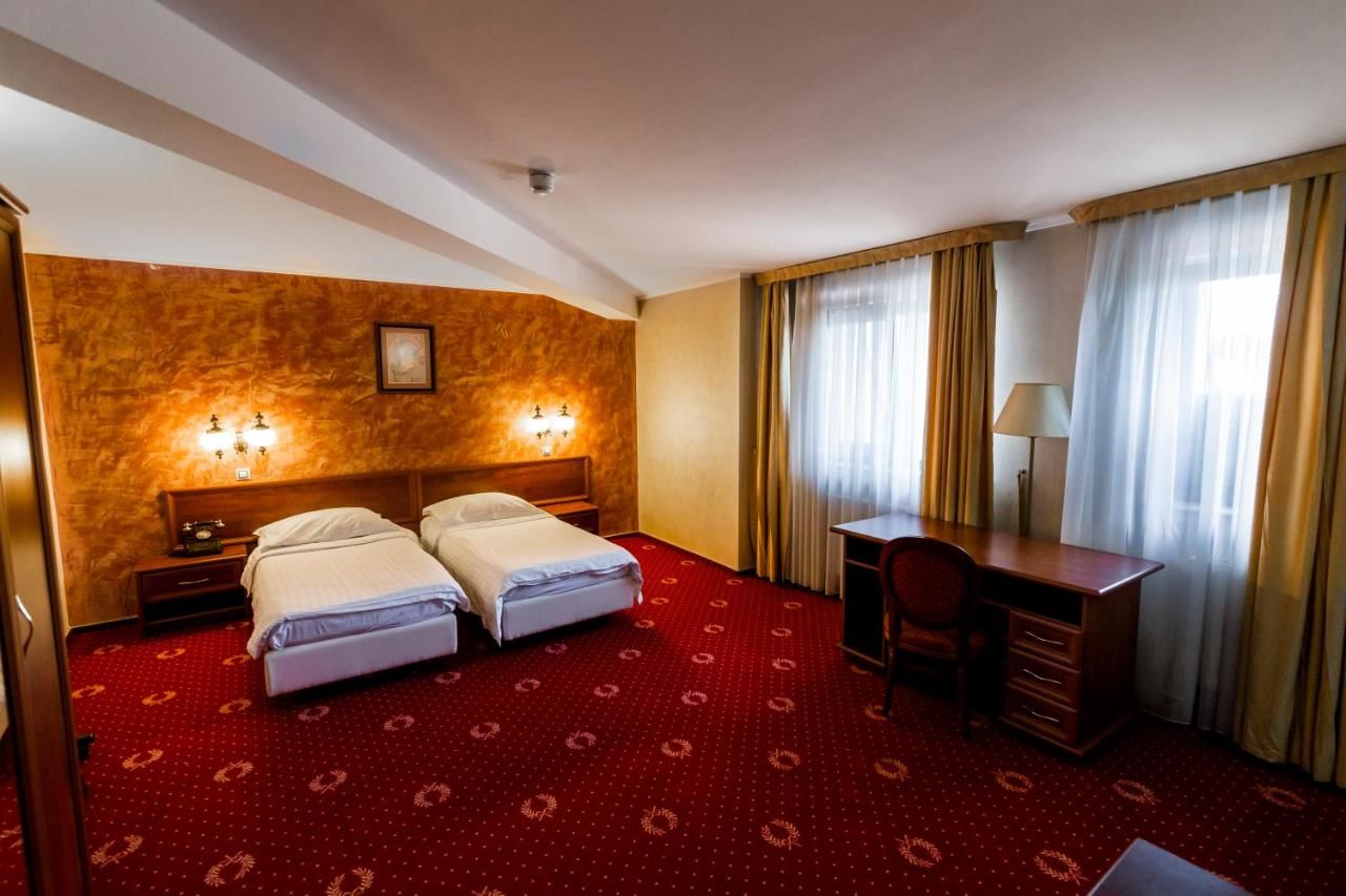 Отель Hotel Golden House Крайова