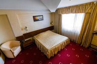 Отель Hotel Golden House Крайова Стандартный двухместный номер с 1 кроватью-1